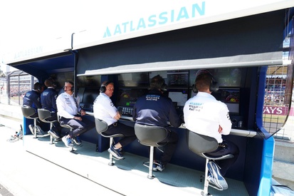 images-amp-2y3eRoK6-s2-williams-team-on-the-pit-wall
