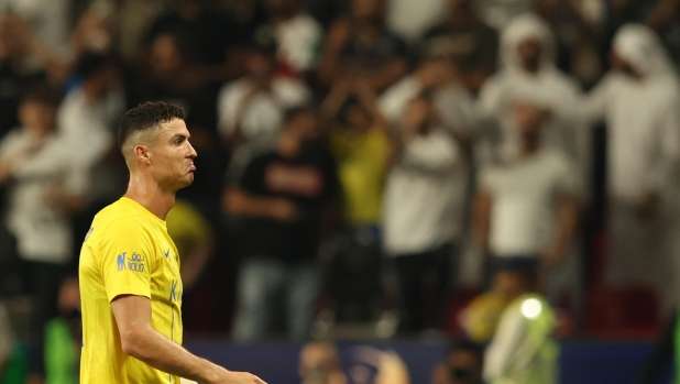 Follia Ronaldo: dà una gomitata a un avversario, viene espulso e minaccia l'arbitro col pugno