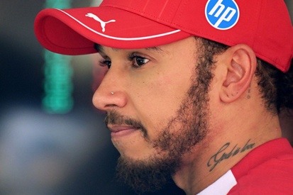 images-amp-Yv87rwn0-s2-lewis-hamilton-ferrari