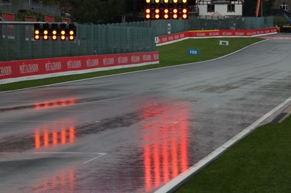 images-amp-6D1yrk90-s2-het-natte-asfalt-op-de-startgr-6