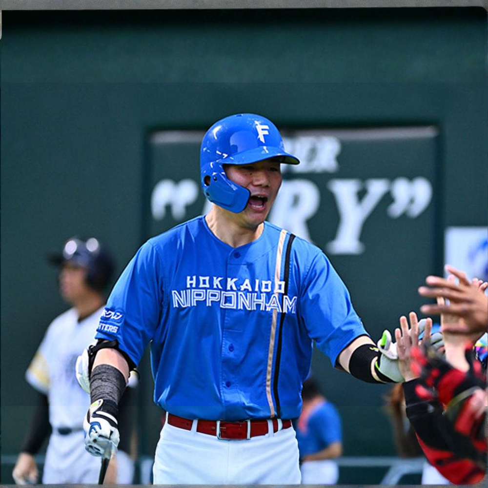 プロ野球セ・リーグ···巨人vs DeNA エンジン全開？！ 巨人対DeNA 試合前の円陣で声出しする巨人