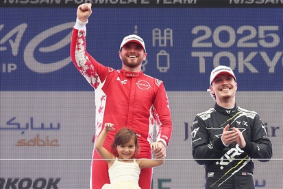 images-amp-2QzA3VAY-s2-podio-el-ganador-oliver-rowlan