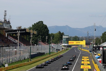 images-amp-2wBNbR80-s2-cars-line-up-on-the-grid-ahead