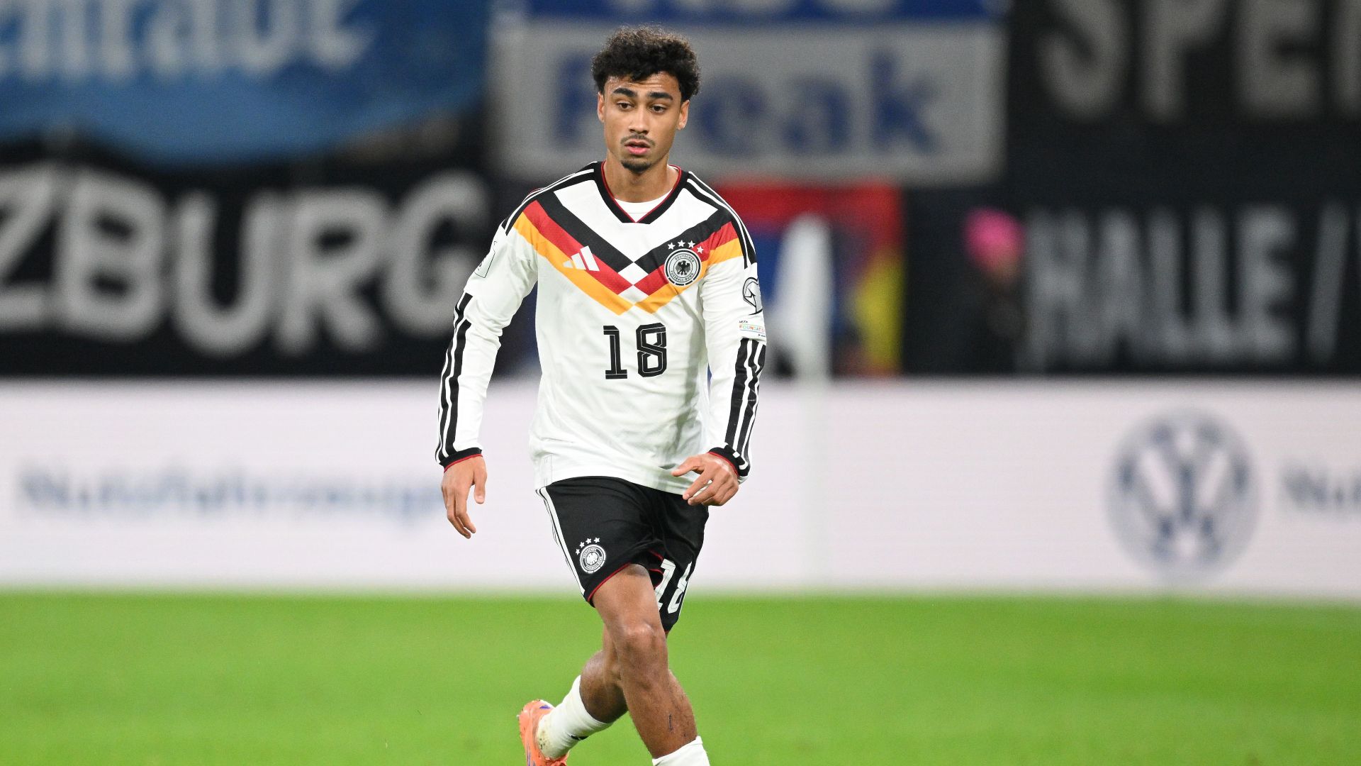 バルセロナ、メッシ後継者は18歳ファティに！新背番号「10」が決定｜ラ