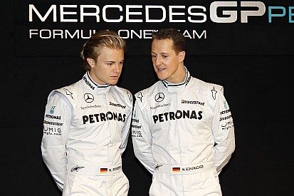 images-amp-10R9QdE6-s2-f1-mercedes-gp-team-presentati