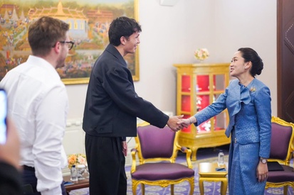 images-amp-0ZR7QnM0-s2-alex-albon-williams-with-paeto