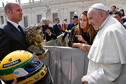 images-amp-0JB5wzB0-s2-escultura-e-capacete-de-ayrton