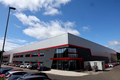 images-amp-6n9ZDvgY-s2-cadillac-f1-team-works-shop