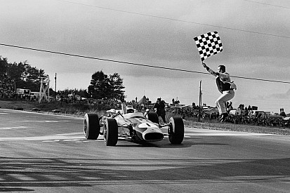 images-amp-6gyBoyj2-s2-f1-united-states-gp-1966-jim-c