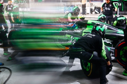 images-amp-2Gz8Z8Q0-s2-zhou-guanyu-stake-f1-team-kick