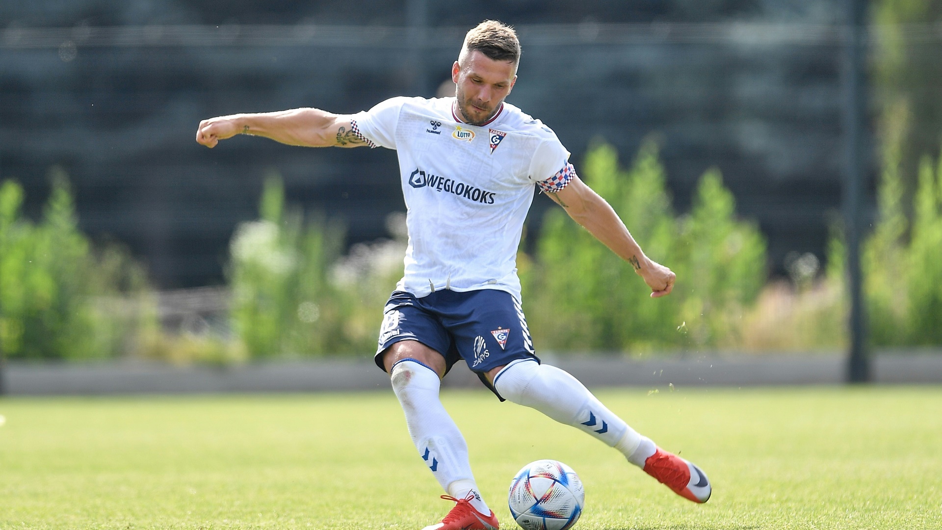 podolski-setzt-karriere-fort-dazn-news-de