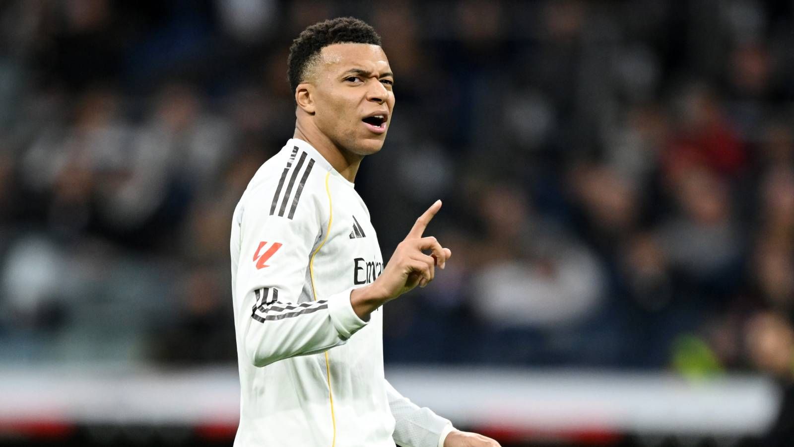 レアル・マドリード、ホームでまさかの0-2完敗…5発のバルサが6連勝で