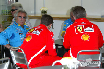 static-img-mgl-200000-290000-290000-290300-290347-s2-f1-brazilian-gp-2005-flavio-briatore-pat-symonds-ross-brawn-and-stefano-domenicali