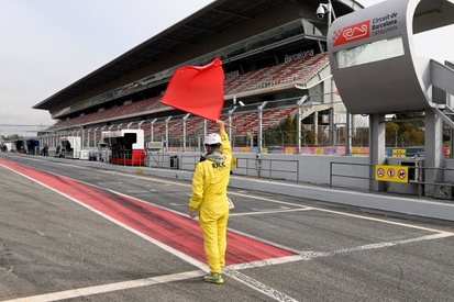 images-amp-0mb9pw42-s2-marshal-con-bandera-roja