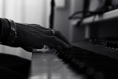 images-amp-YW7e7WyY-s2-charles-leclerc-al-piano-1