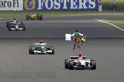 images-amp-01JvB1m2-s2-f1-british-gp-2003-a-man-runs-