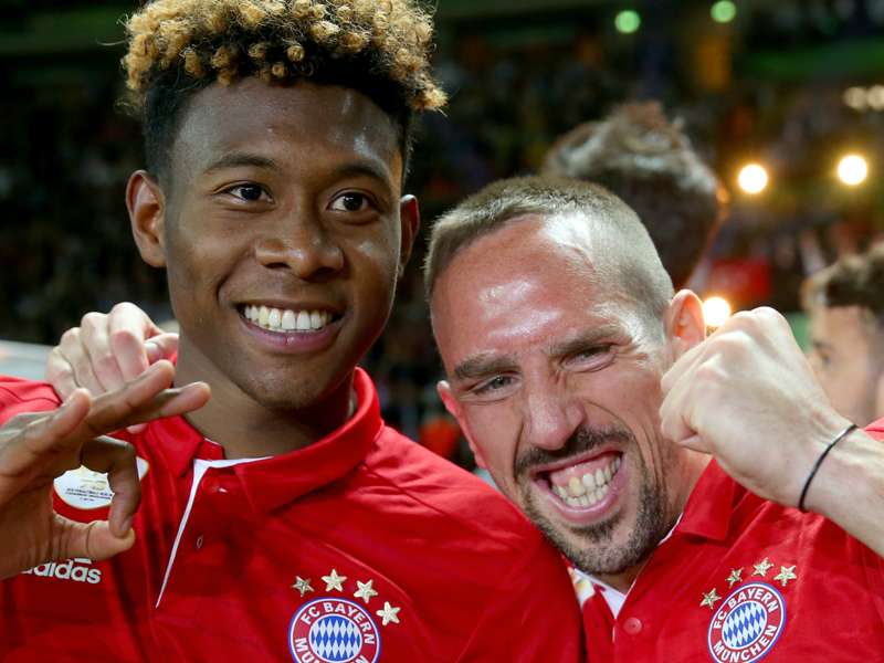 Bayerns David Alaba Messi Am Ball Kein Mensch Goal Com
