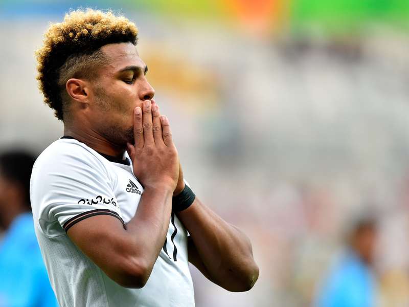 Per Mertesacker Mesut Ozil Dorong Serge Gnabry Pindah Ke Werder Bremen Goal Com
