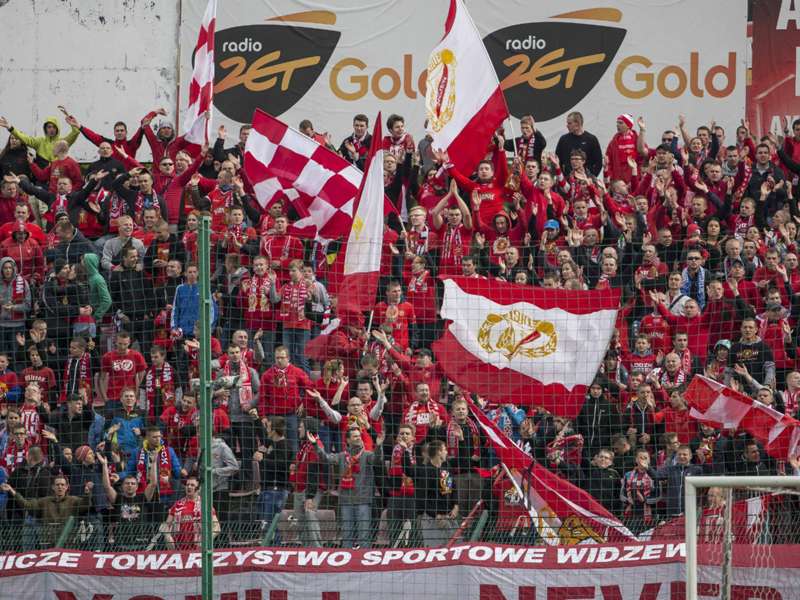 Polnischer Viertligist Verkauft 10 000 Dauerkarten Goal Com