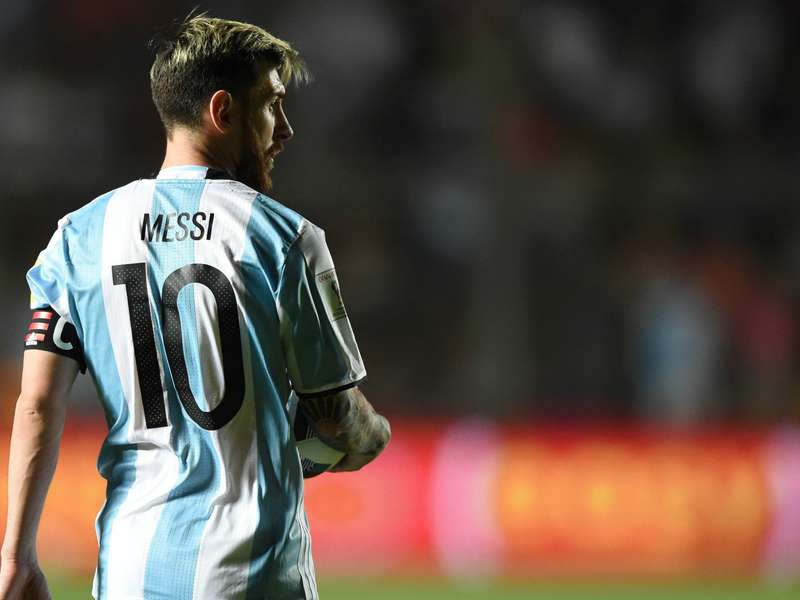 Ruud Gullit Anggap Lionel Messi Cemen Dibanding Maradona Goal Com