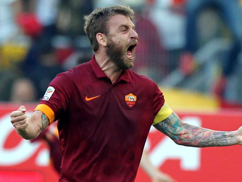 E Il Derby Dei Gestacci Dito Medio Di De Rossi Ai Tifosi Della Lazio Goal Com