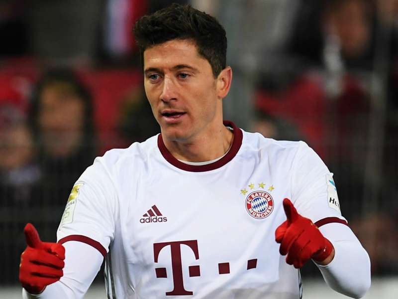 レヴァンドフスキ 今後も移籍を考えず 自分にとってレアルやバルサはステップアップではない Goal Com