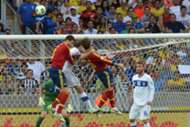 Piqué y Ramos saltan a cabecear con Chiellini en el España-Italia; Copa Confederaciones