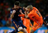 Il celeberrimo fallo di Nigel De Jong su Xabi Alonso in Spagna-Olanda del 2010