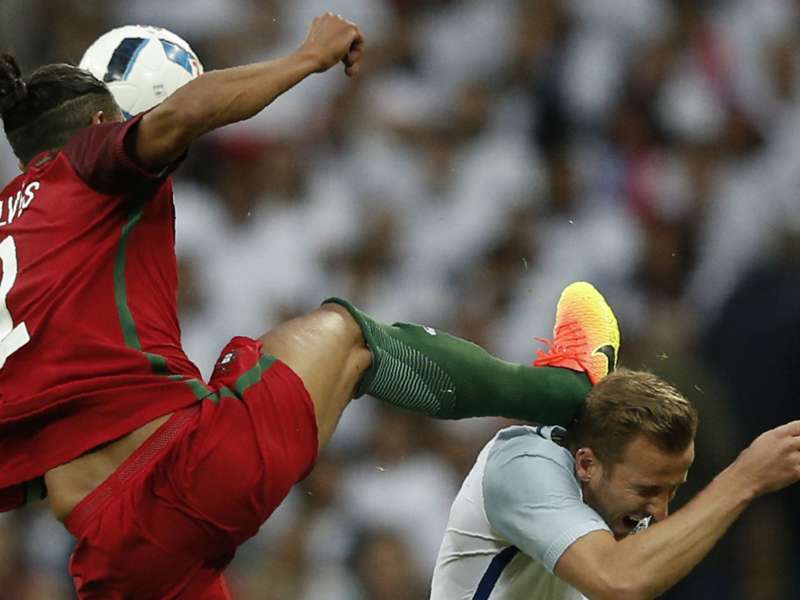 跳び蹴り一発退場のb アウベス 繰り返さない Goal Com