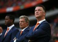 Netherlands coach Louis van Gaal (R)