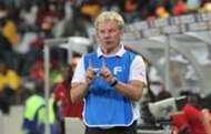 Paul Put organises his team - Burkina Faso