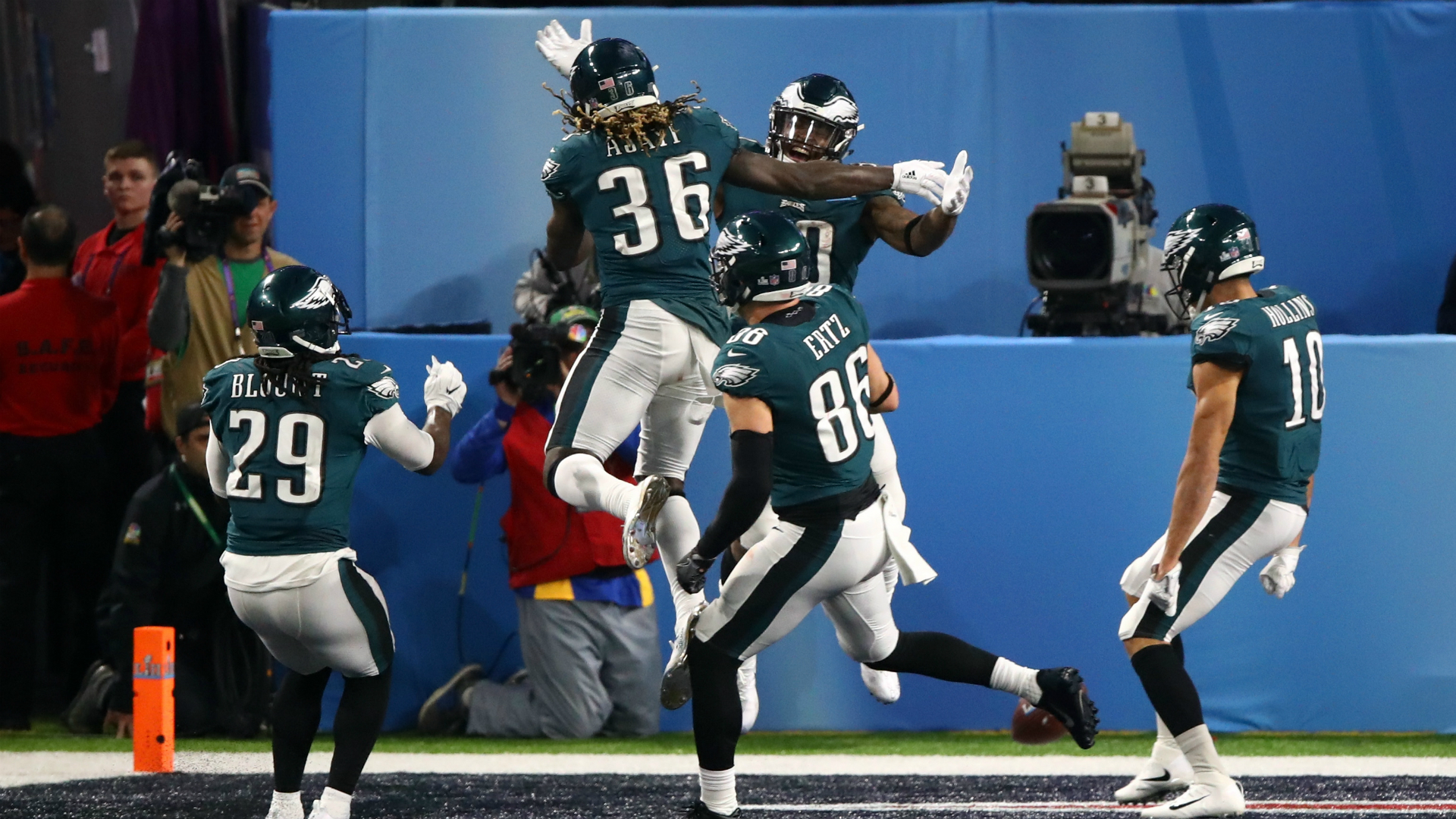 Eagles Fan Swipes Seat From U S Bank Stadium Sporting News Eagles Fan Swipes Seat From U S Bank Stadium Sporting News