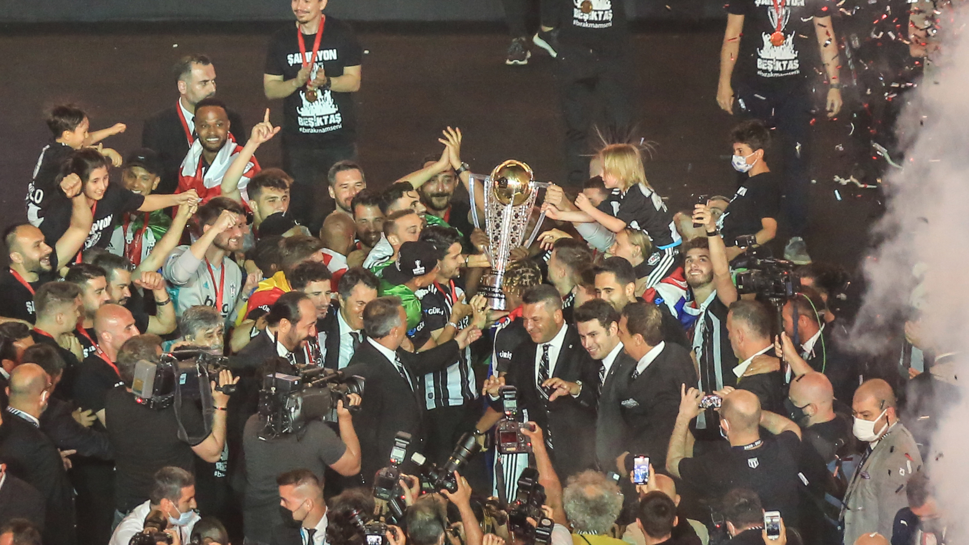 Besiktas Sampiyonluk Kupasini Kaldirdi Sahadan Com