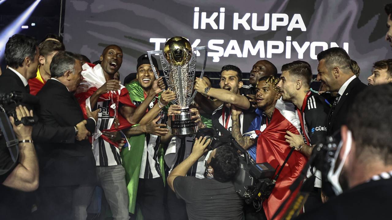 Besiktas Sampiyonluk Kupasini Kaldirdi Sahadan Com
