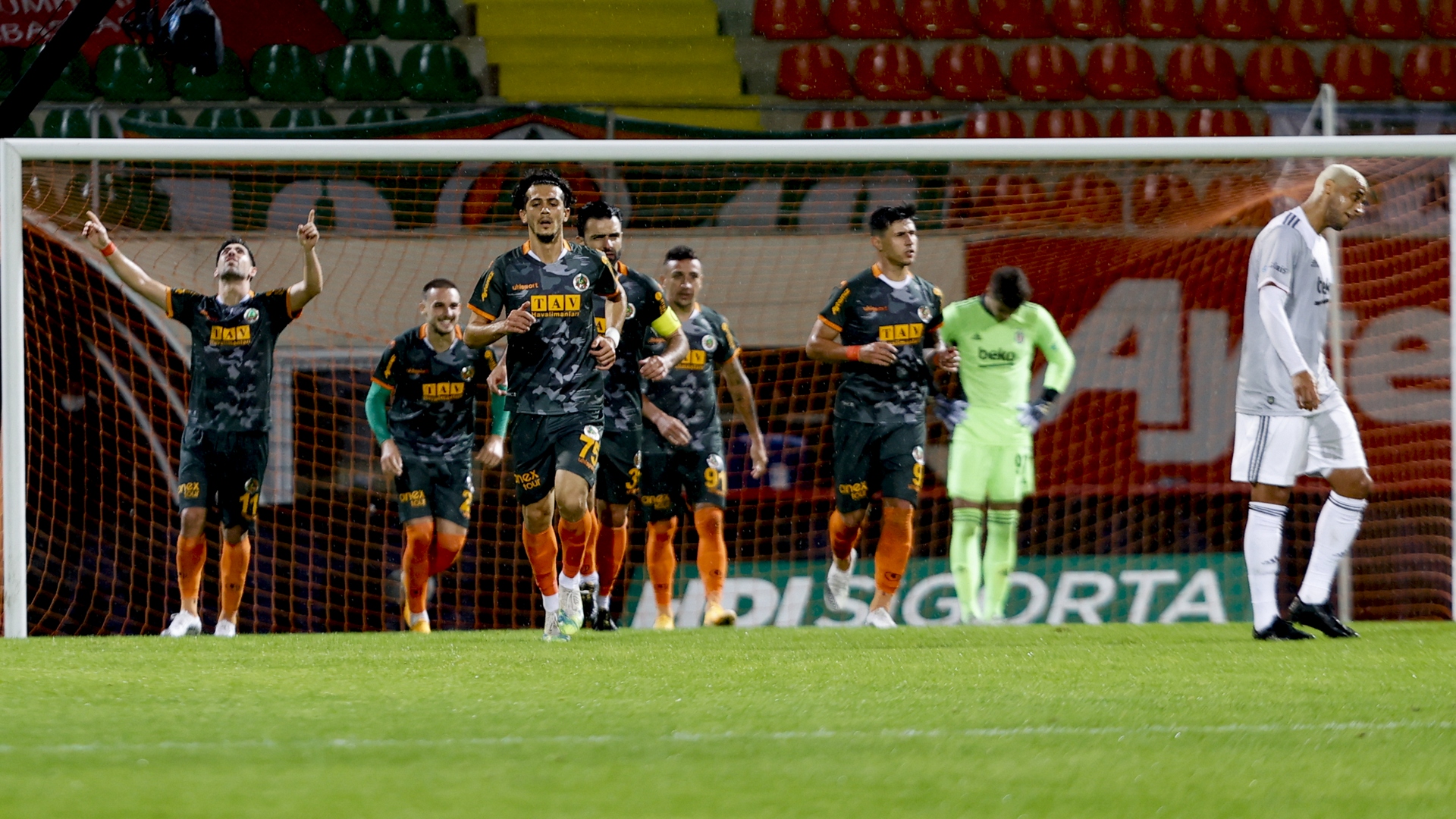 Be�ikta�'� Alanya Durdurdu .