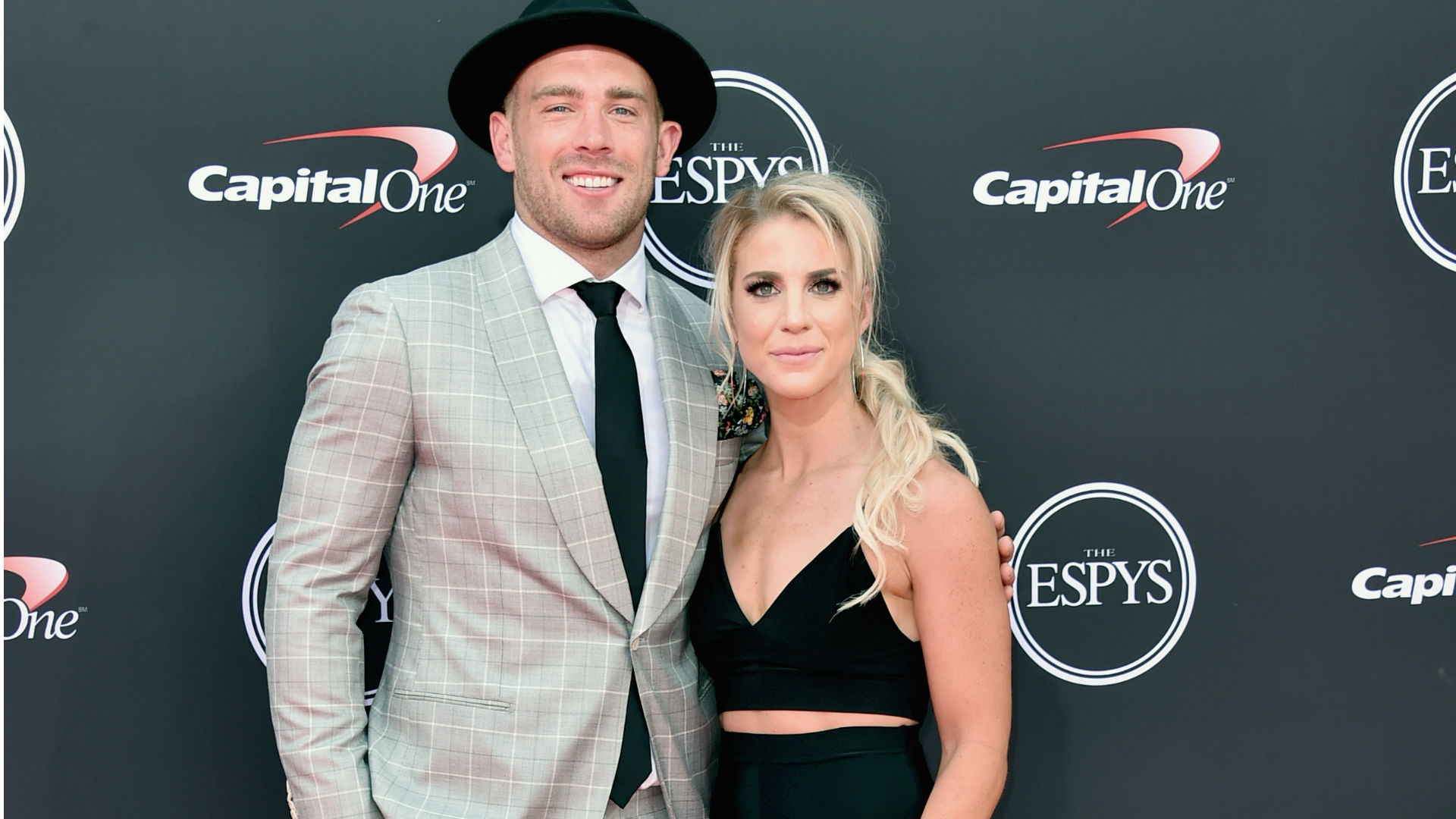 Eagles' TE Ertz defends wife, USWNT against criticism 