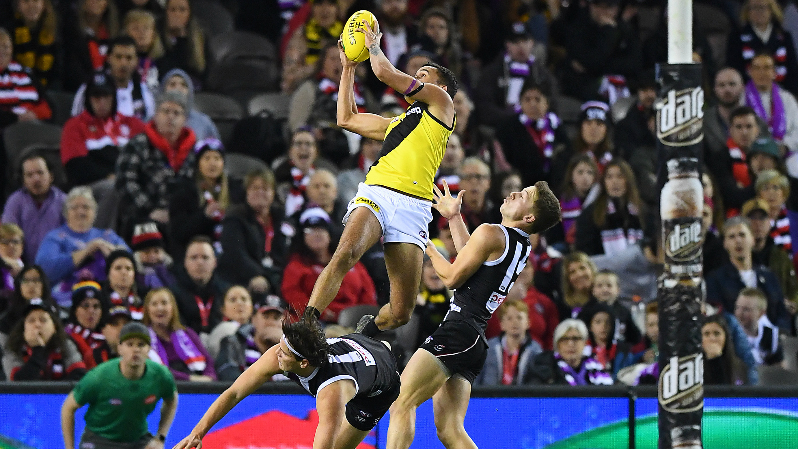 Richmond S Sydney Stack Takes A Big Grab Over Hunter Clark Sporting News Australia
