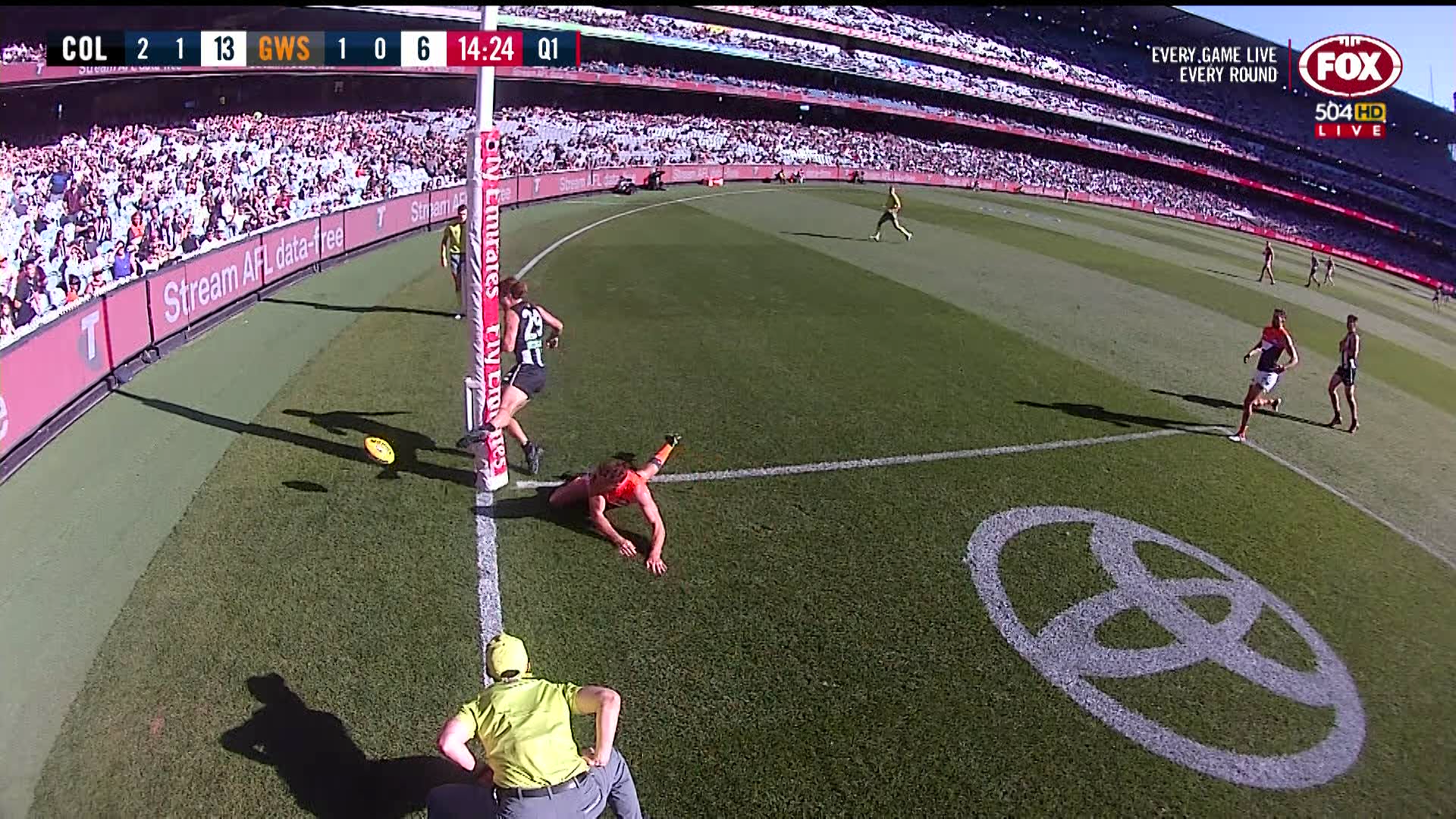 Collingwood S Tim Broomhead Breaks His Leg On The Goal Post Sporting News Australia