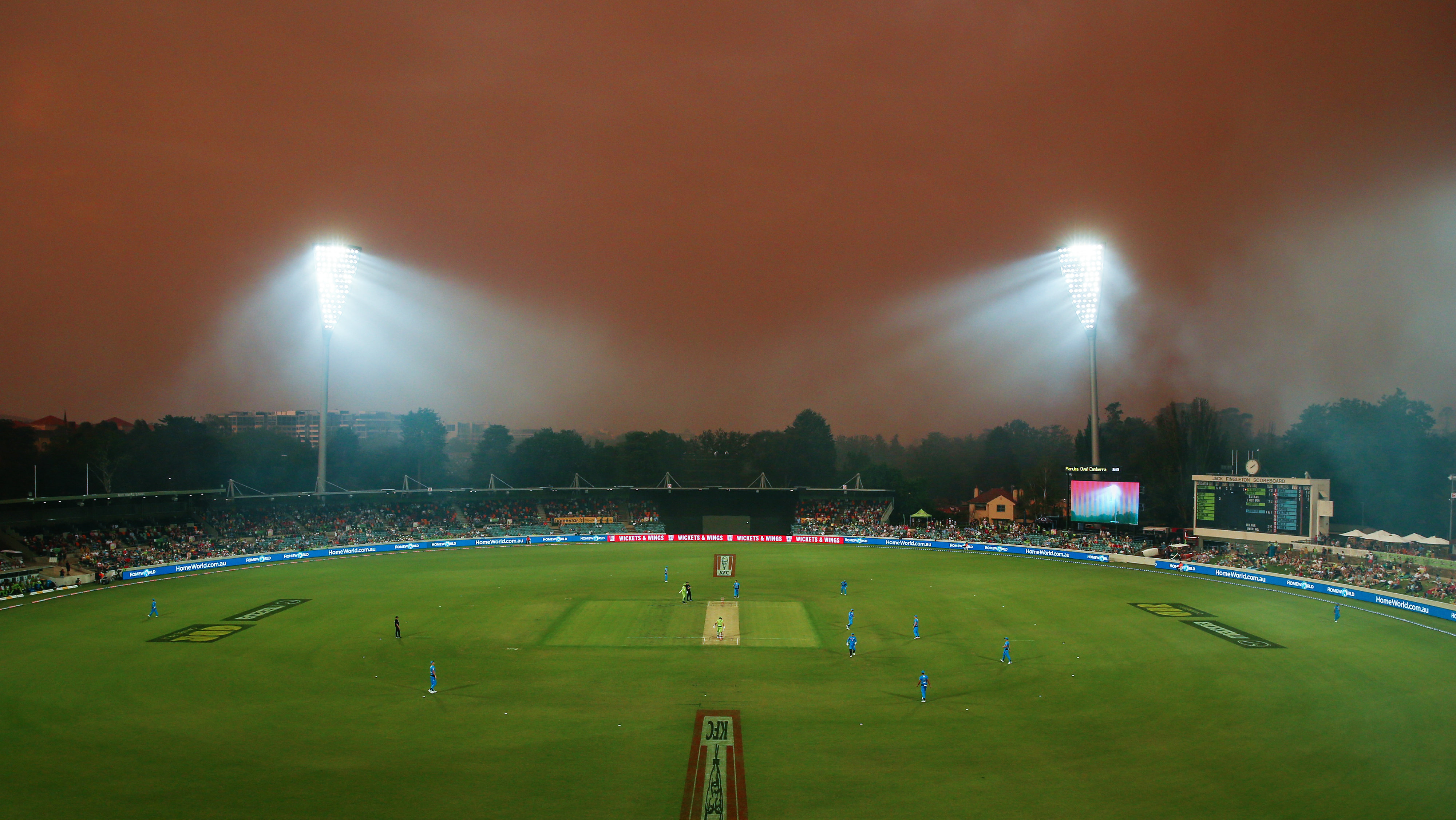 Bbl09 Smoke From Nsw And Act Fires Causes Play Between Sydney