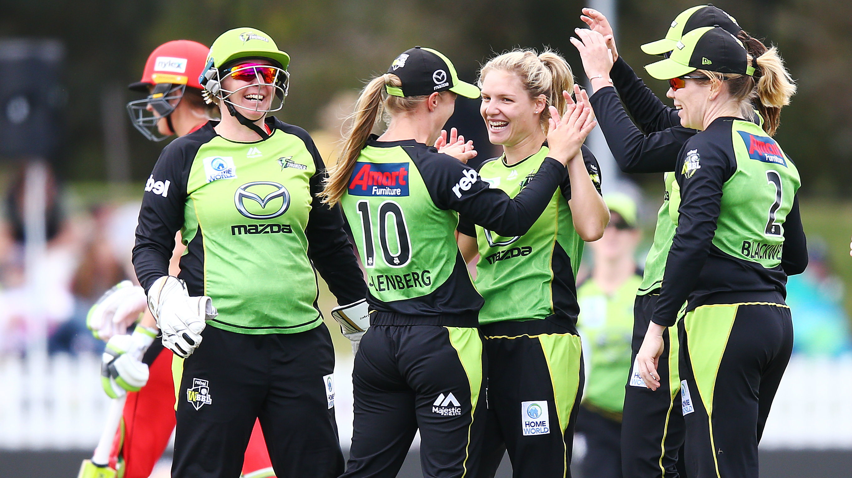 Sydney Thunder S Nicola Carey Strikes Down Renegade Batswoman Emma Inglis With Incredible Reflex Catch Sporting News Australia