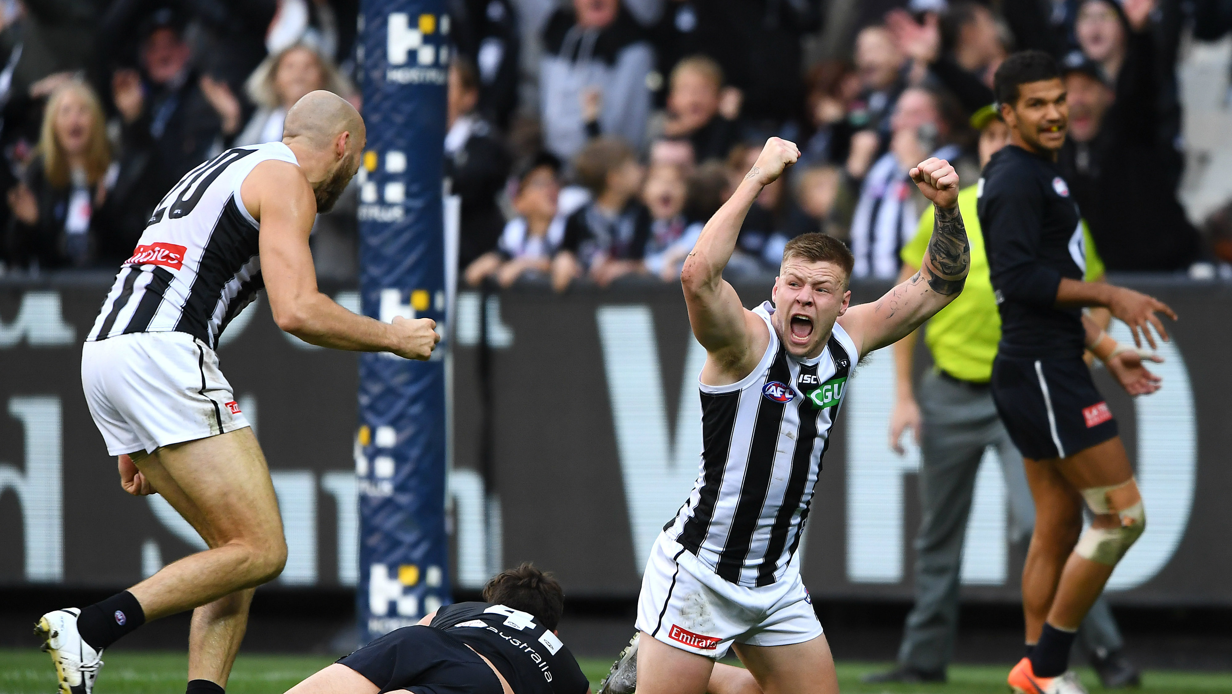 Carlton V Collingwood Mcg Crowd Fights Mar Dramatic Finish Sporting News Australia