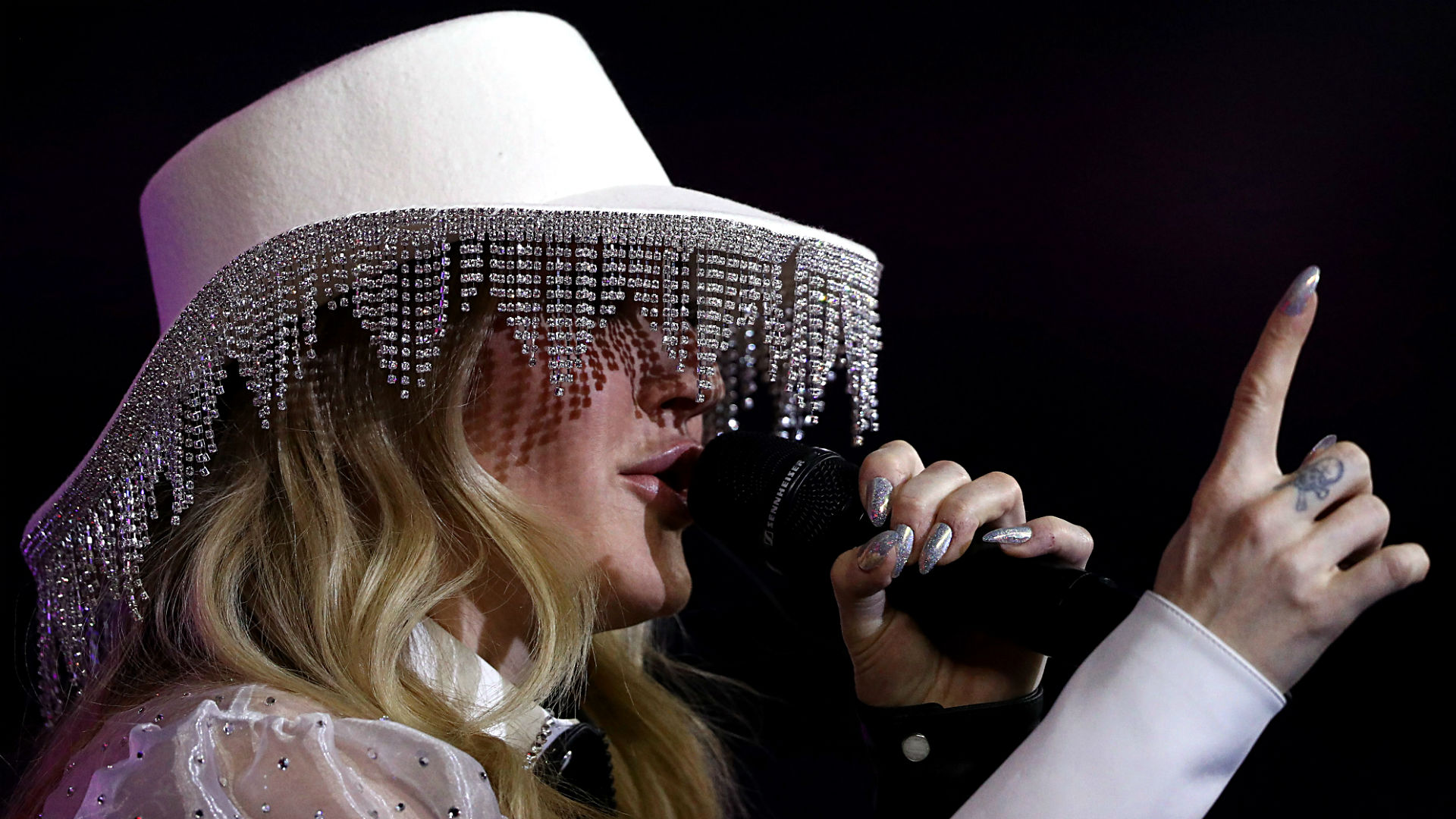 Twitter Lights Up Ellie Goulding For Fringy Headwear During Cowboys Halftime Show Sporting News Canada