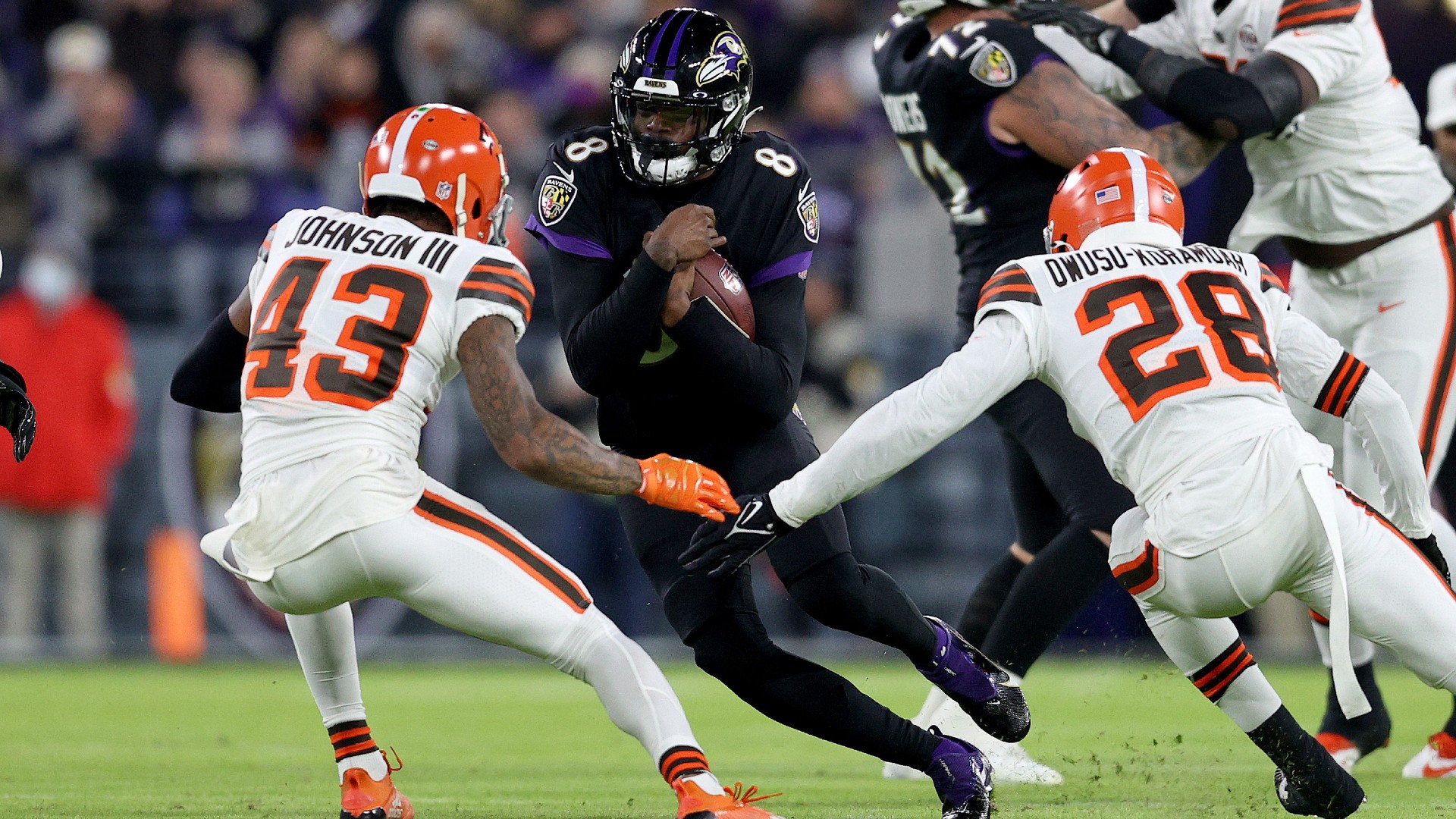 Browns have brain fart, get caught with 12 men on field on back-to-back plays vs. Ravens 2 lamar jackson 112821 getty