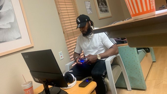 Photo Of Aaron Jones Gaming While Girlfriend Readies To Give Birth Sparks Social Media Debate Sporting News