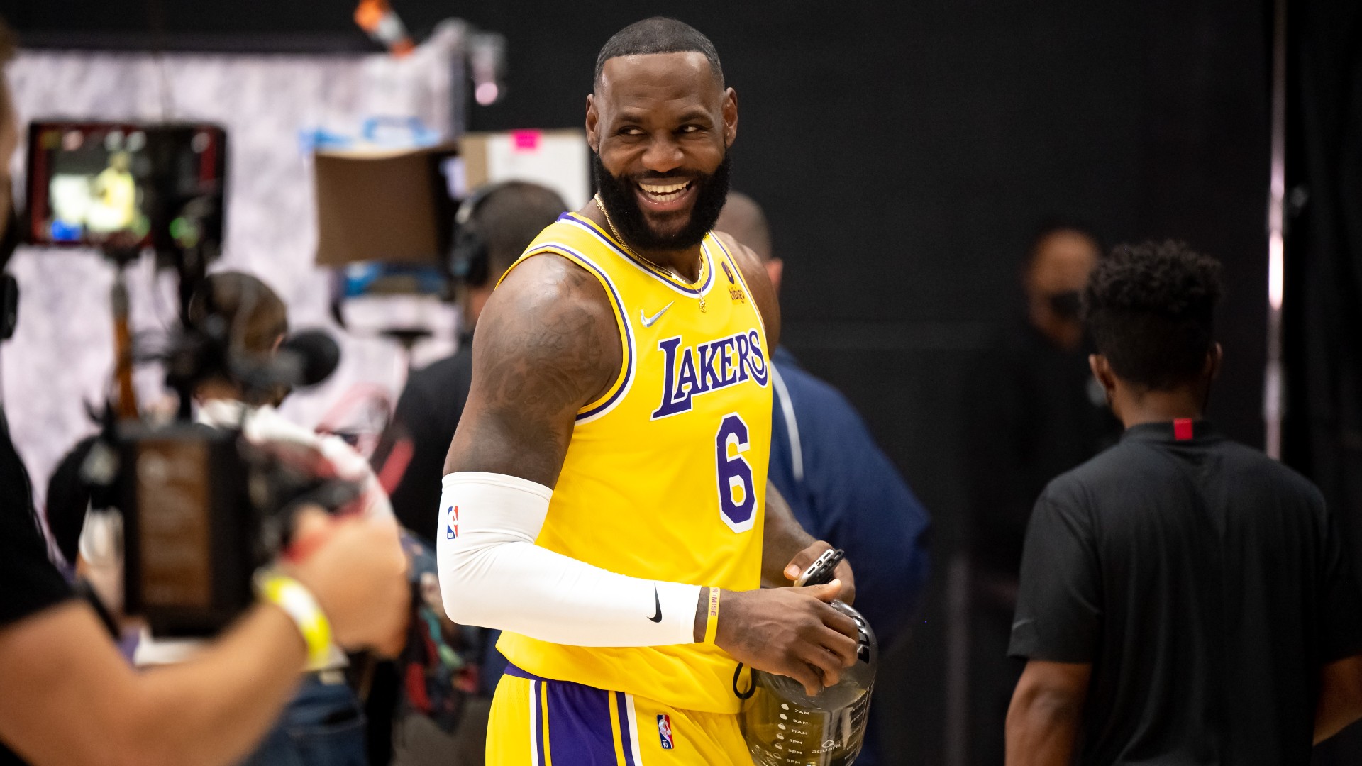 Lebron James Tops Forbes List As Highest Earning Nba Player For 2021 22 Nba Com India The Official Site Of The Nba