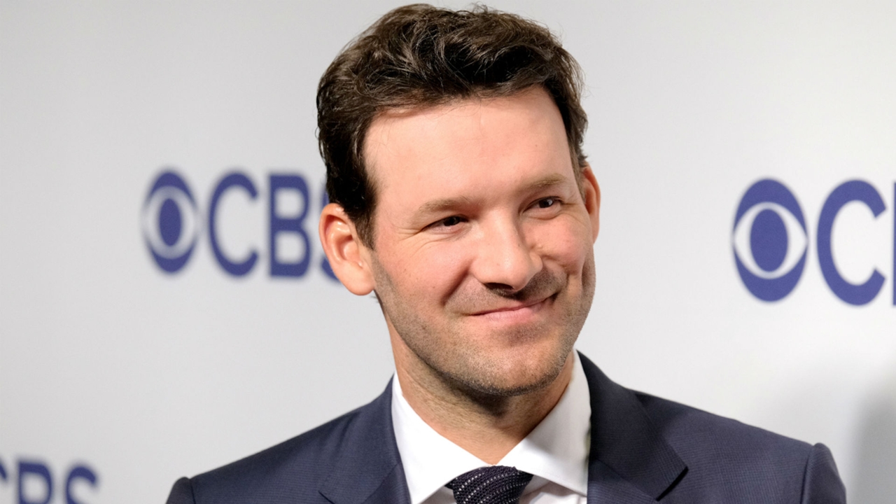 Tony Romo Salary Breakdown How Much Does Cbs Announcer Make Under Massive Contract Sporting News Tony Romo Announcing Schedule 2022