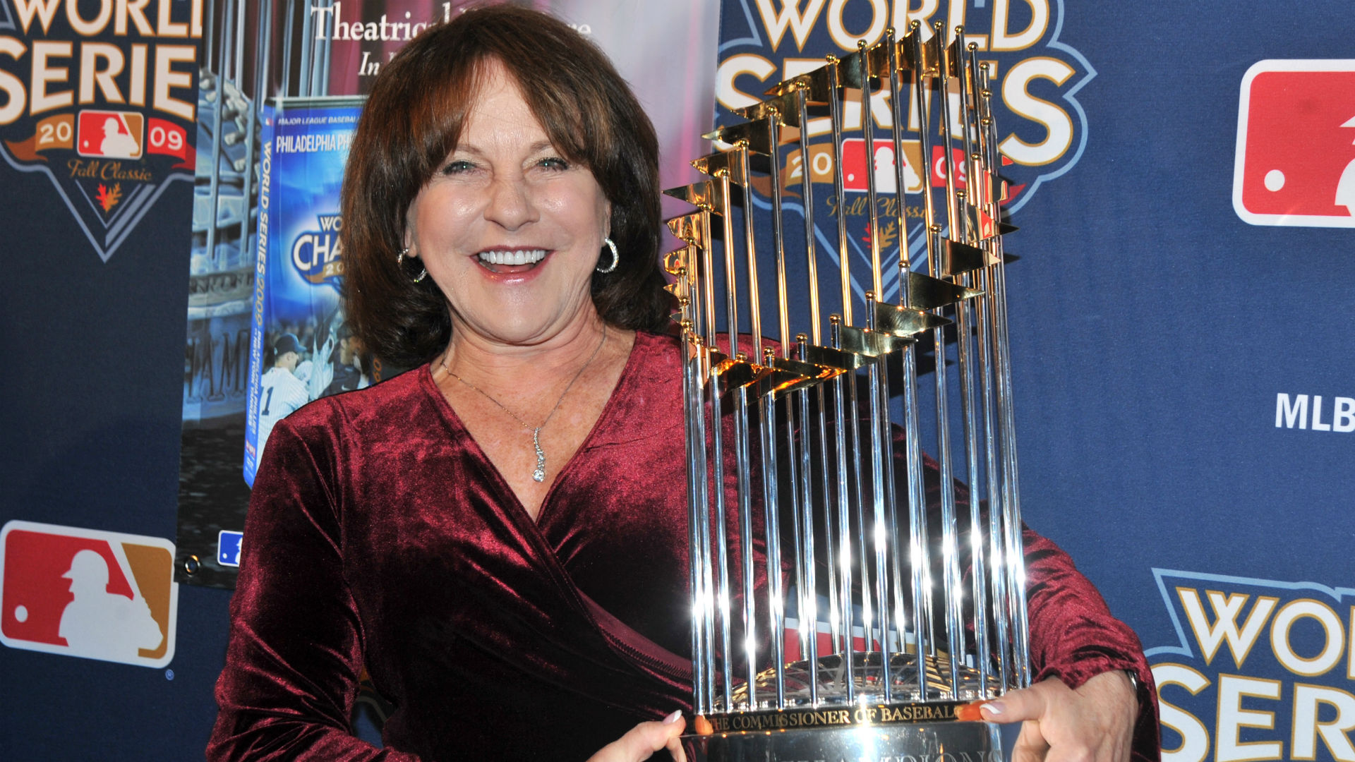 Suzyn Waldman, Yankees broadcaster, sings the national anthem to ...