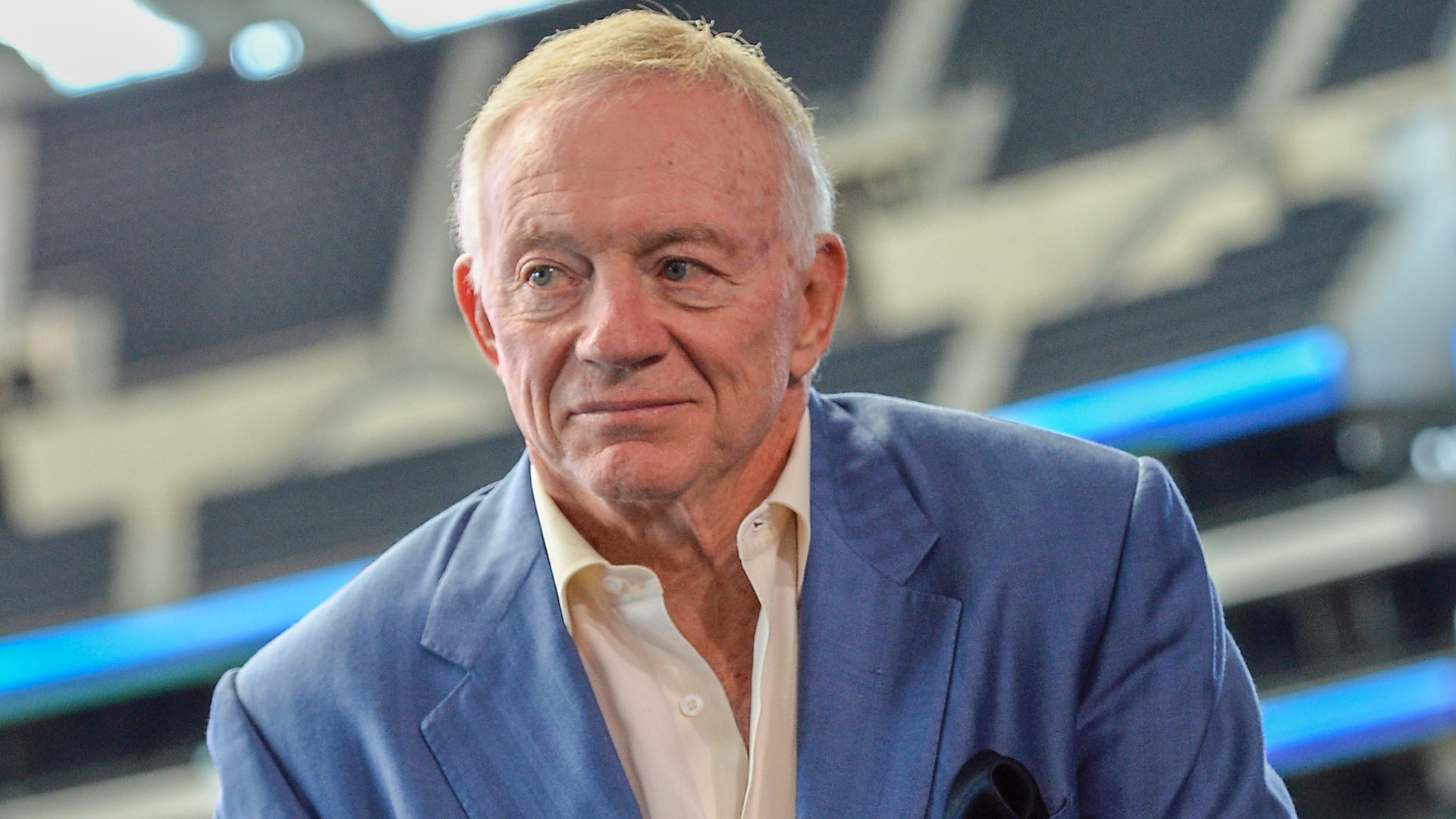 Jerry Jones kneels, locks arms with Cowboys players before national anthem | Sporting News Canada