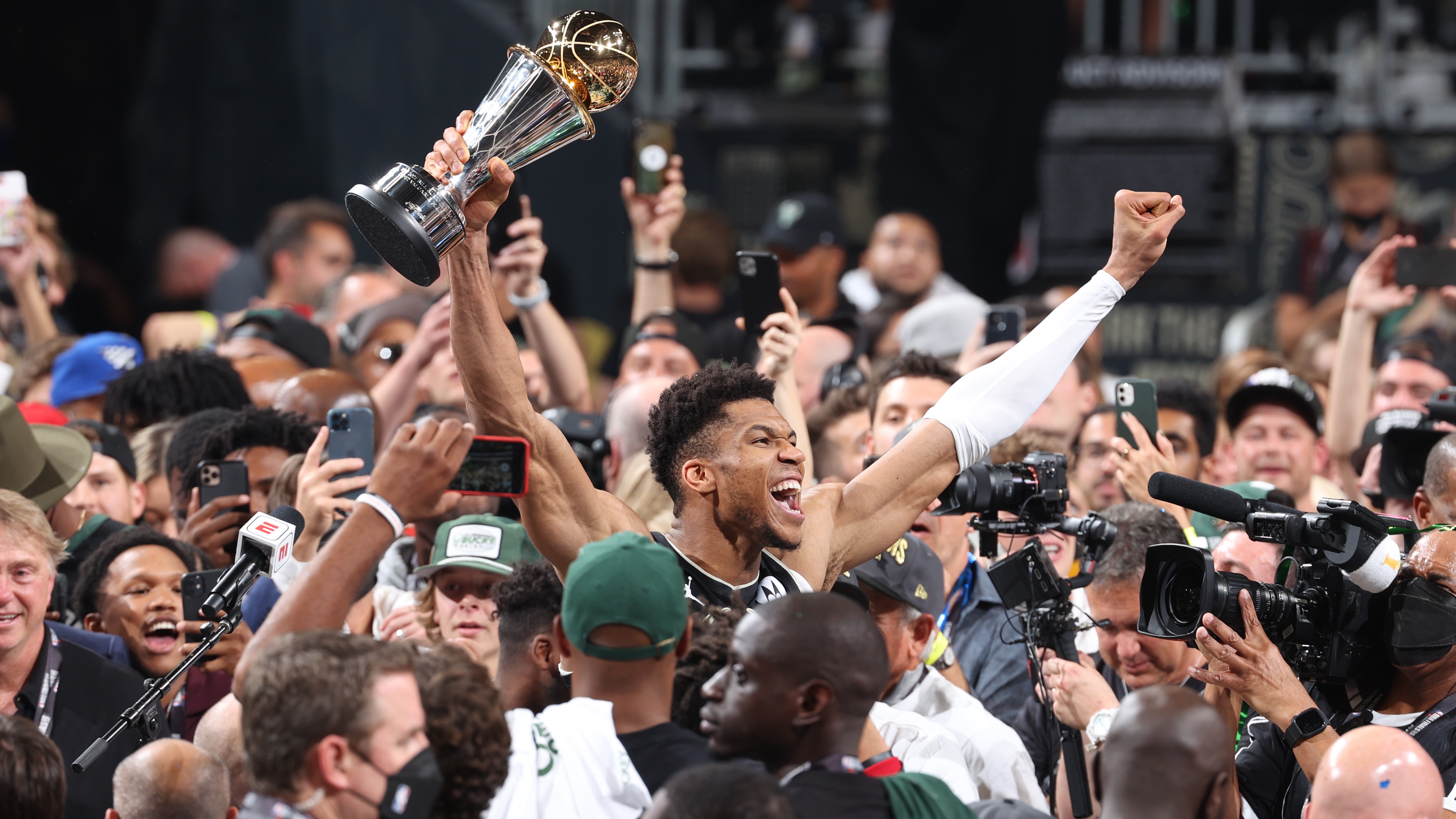 バックスがサンズとの死闘を制し 50年ぶり2度目の優勝 Nba日本公式サイト The Official Site Of The Nba バックスがサンズとの死闘を制し 50年ぶり2度目の優勝 Nba日本公式サイト The Official Site Of The Nba