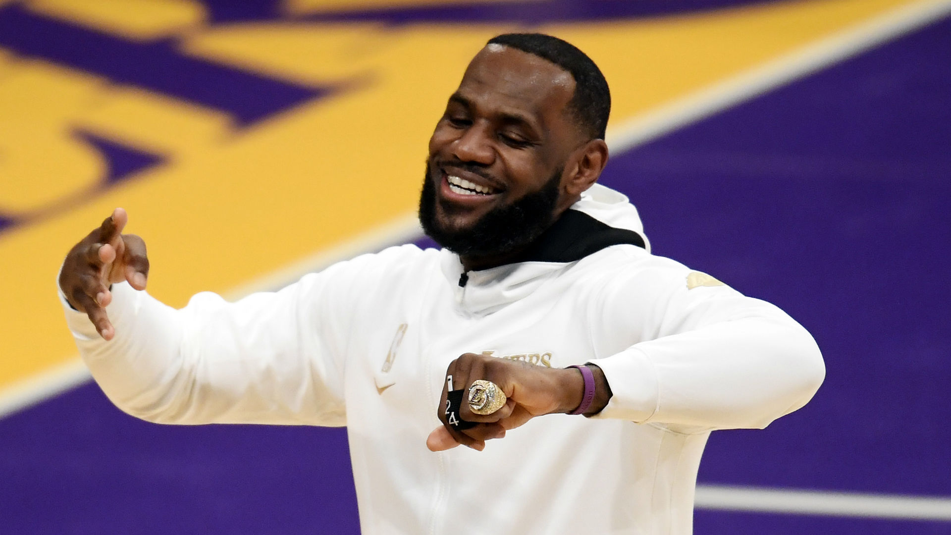 Lakers' gaudy championship rings have Kobe Bryant tributes ...
